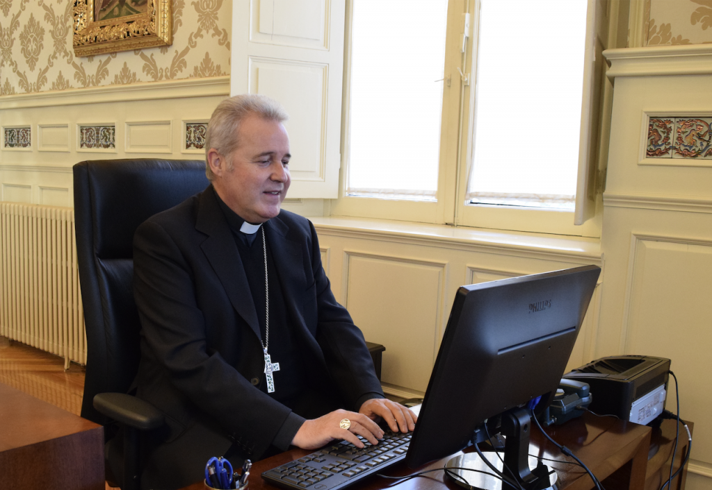 El Valor de la Comunicacion - Monsenor Iceta en Good Talks - El Arzobispo en su despacho